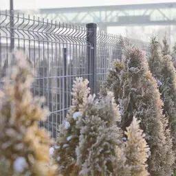 Gard panou bordurat Vega B 3D zincat 1.03 m, sârmă 5 mm – conifere cu zăpadă, zonă industrială
