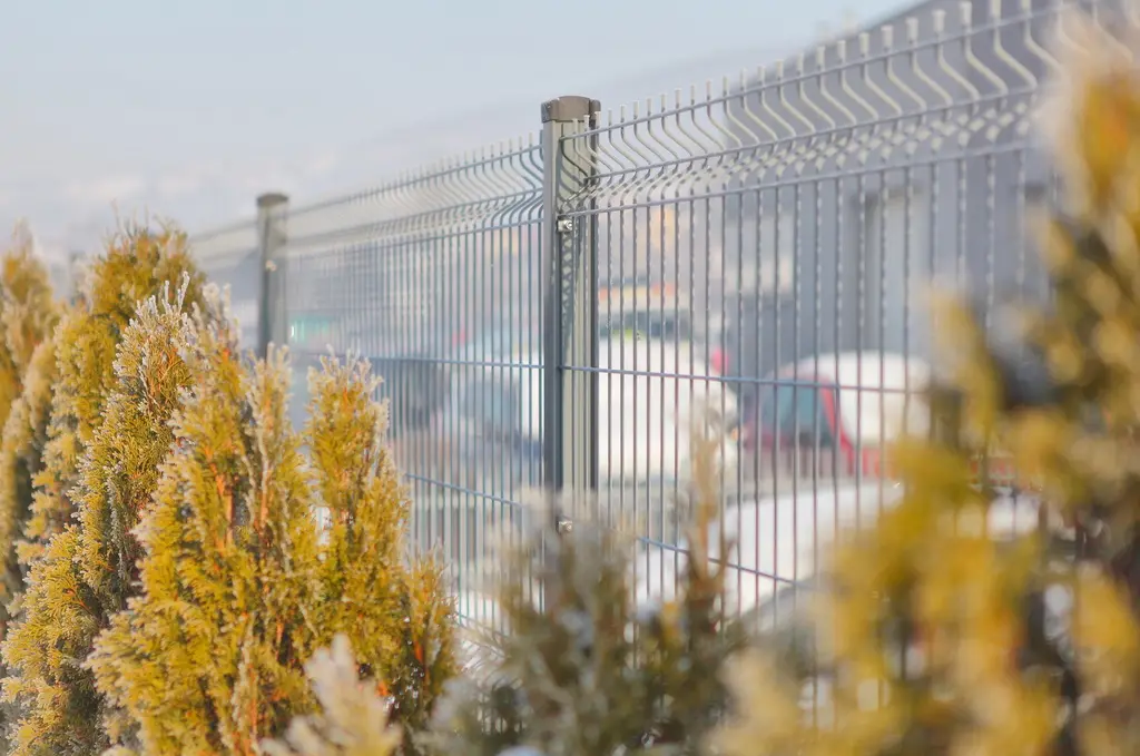 Gard panou bordurat Vega B 3D zincat 1.03 m, sârmă 5 mm – printre arbuști, zonă urbană