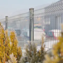 Gard panou bordurat Vega B 3D zincat 1.03 m, sârmă 5 mm – printre arbuști, zonă urbană
