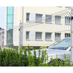 Gard panou bordurat Vega B 3D zincat 1.03 m, sârmă 5 mm – lângă o clădire, vârf arcuit