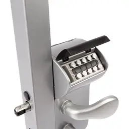 Încuietoare aplicată cu cod mecanic Locinox Vinci argintie – montată pe poartă, butoane numerice