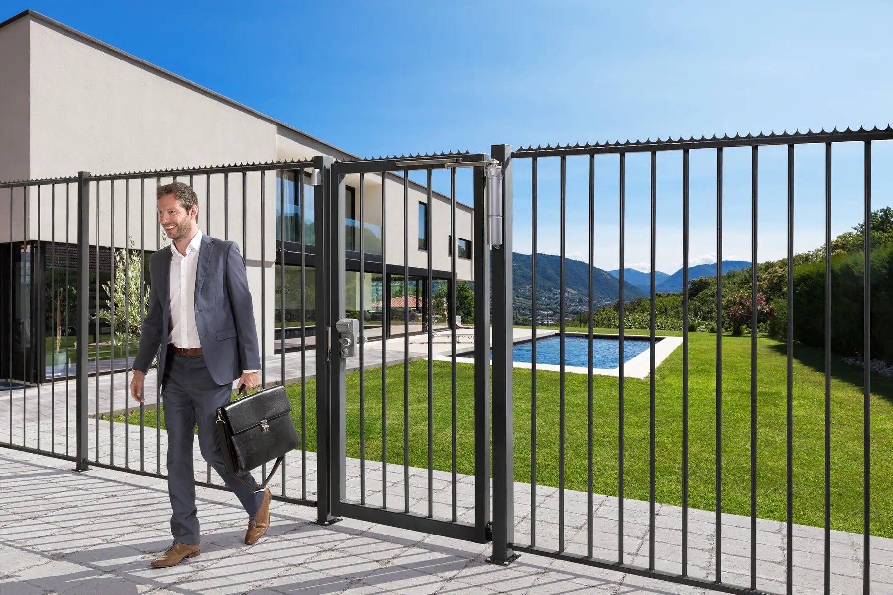 Încuietoare aplicată cu cod mecanic Locinox Vinci neagră – poartă la o casă modernă cu piscină