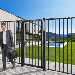 Încuietoare aplicată cu cod mecanic Locinox Vinci neagră – poartă la o casă modernă cu piscină