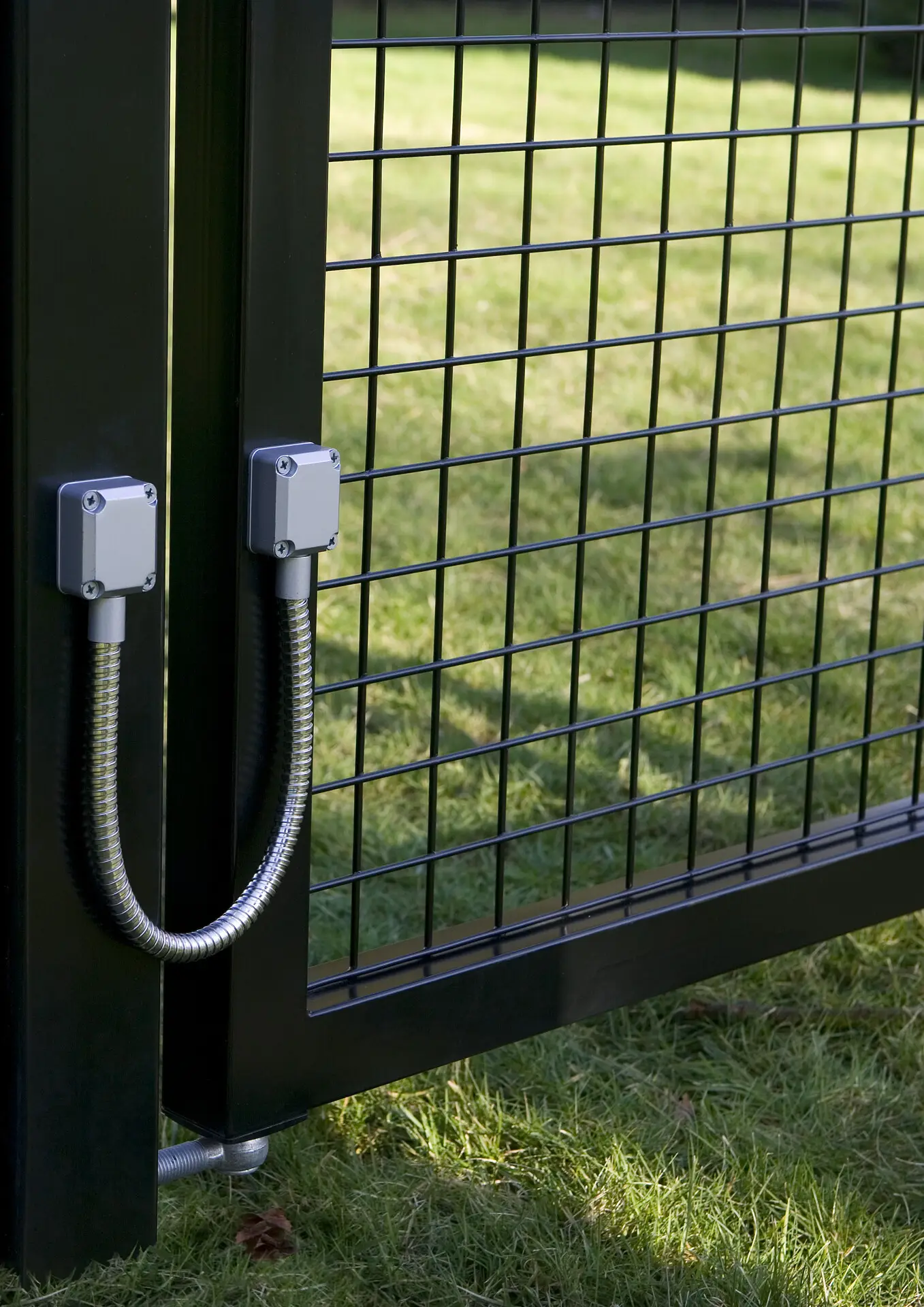 Tub flexibil DVK HD heavy-duty pentru cabluri electrice – cabluri la o poartă din plasă