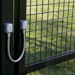 Tub flexibil DVK HD heavy-duty pentru cabluri electrice – cabluri la o poartă din plasă