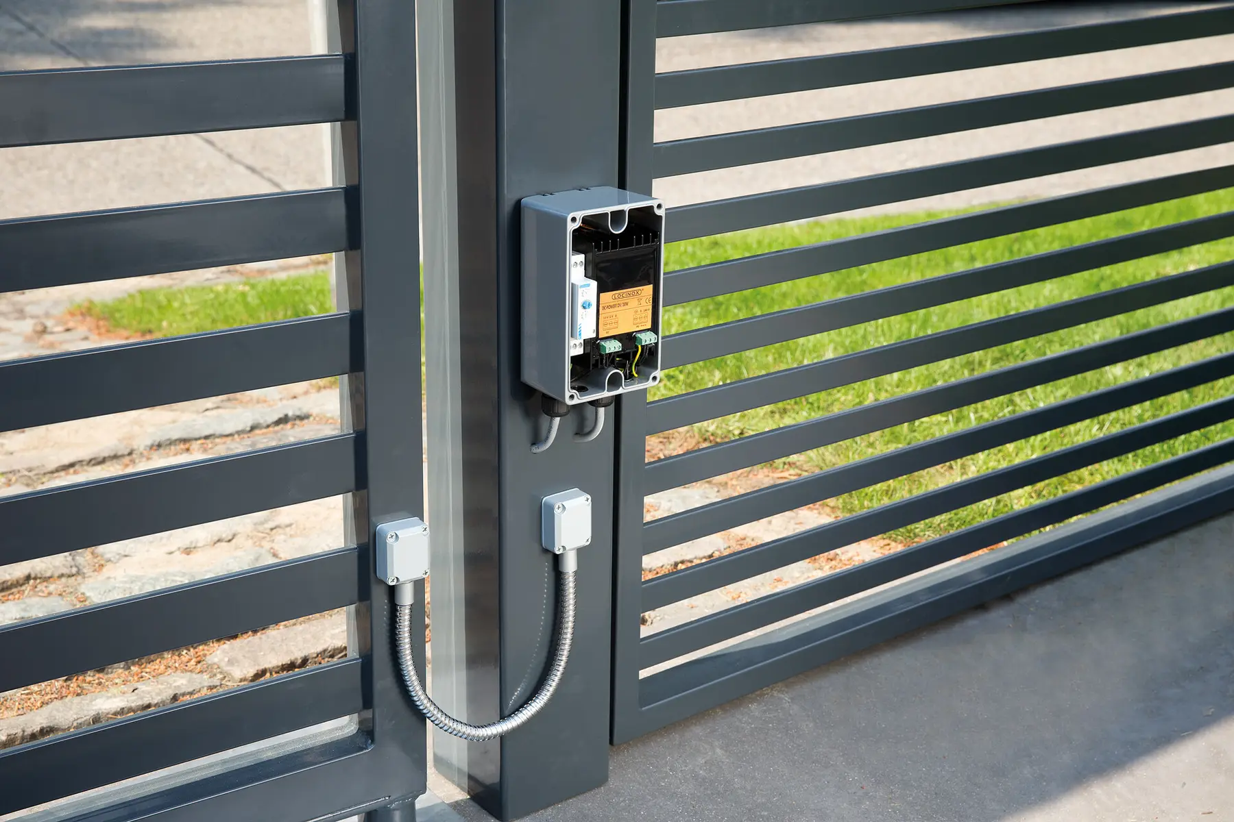 Tub flexibil DVK HD heavy-duty pentru cabluri electrice – poartă culisantă automatizată