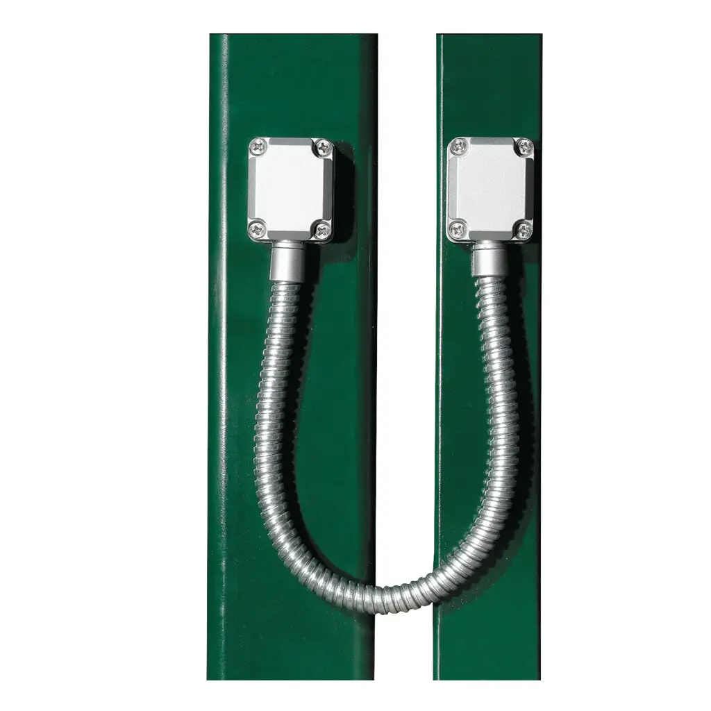 Tub flexibil DVK pentru cabluri electrice – montat pe stâlp verde, cu conector metalic