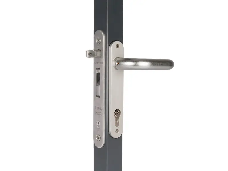 Încuietoare încastrabilă Locinox Fortylock pentru porți metalice – mâner inox, montată pe stâlp