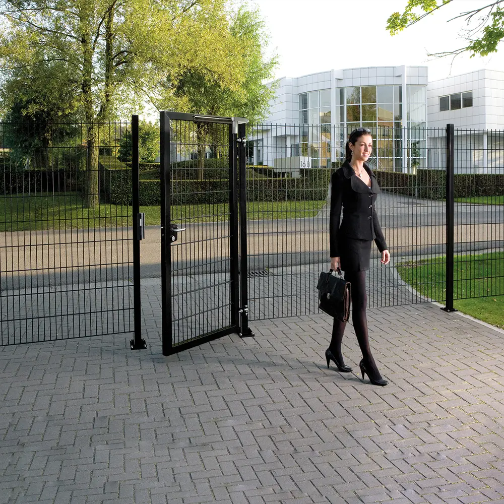 Balama sudabilă GBMU4D M12 cu 4 moduri de reglare – poartă de acces la o clădire modernă