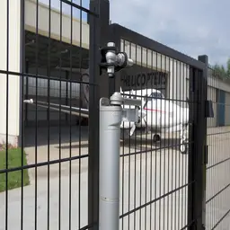 Balama sudabilă GBMU4D M12 cu 4 moduri de reglare – poartă lângă hangar de elicoptere