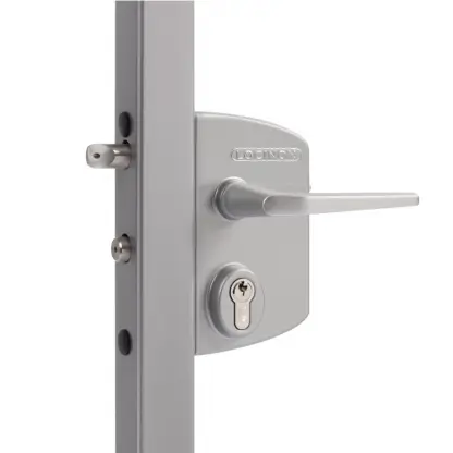 Încuietoare Locinox LAKQ U2 argintie, inox și aluminiu, pentru porți metalice – broască și mâner în prim-plan