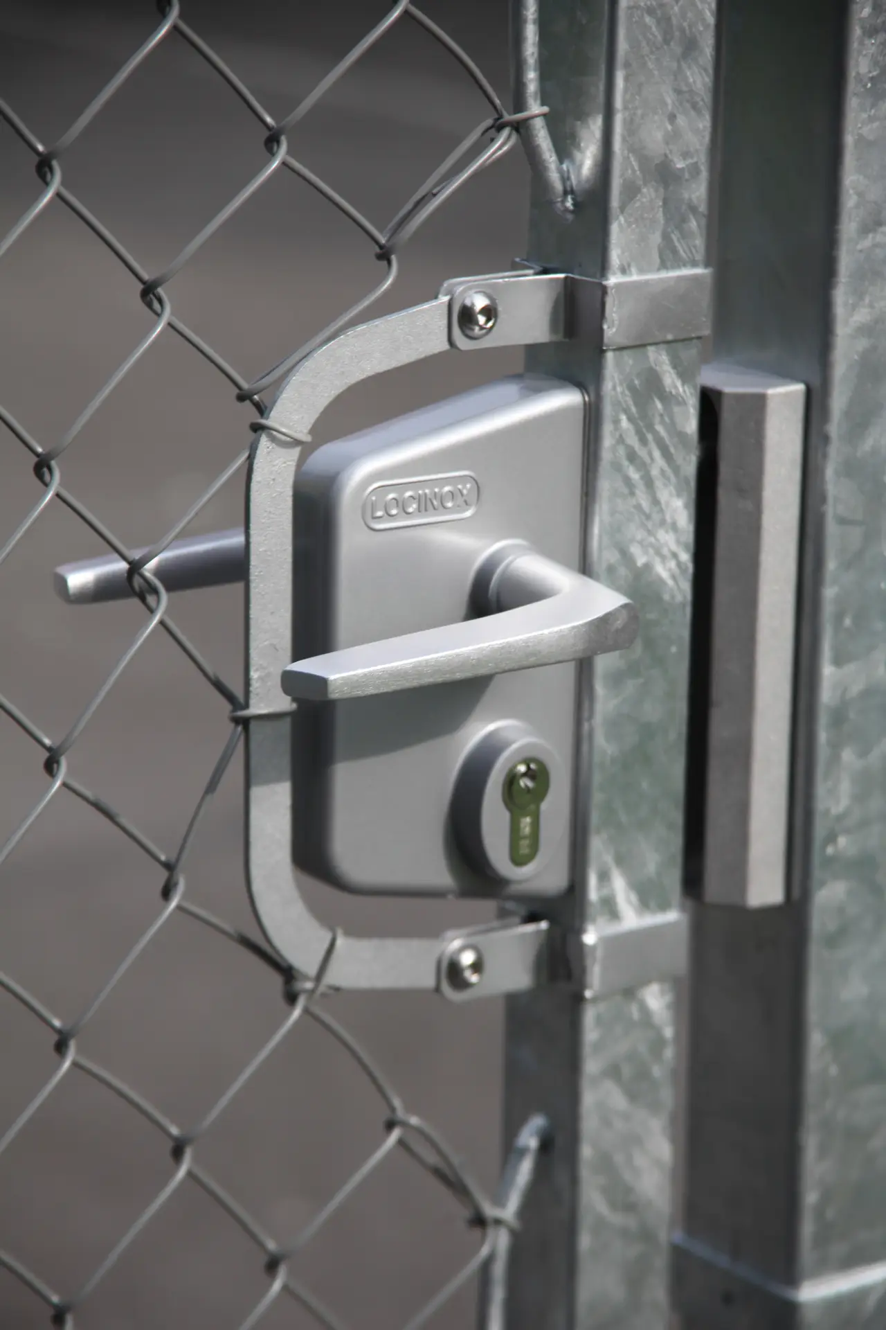 Încuietoare Locinox LAKQ U2 argintie, inox și aluminiu, pentru porți metalice – montată pe poartă, cu cilindru