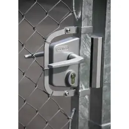 Încuietoare Locinox LAKQ U2 argintie, inox și aluminiu, pentru porți metalice – pe poartă din grilaj, cu cheie