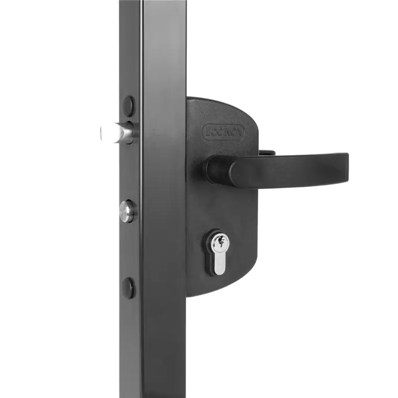 Încuietoare aplicată Locinox LAKZ P1 neagră, pentru poartă metalică – montată pe stâlpul porții