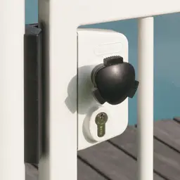 Încuietoare Locinox LAKZ P1WSI pentru siguranța copiilor – corp alb cu buton rotund negru