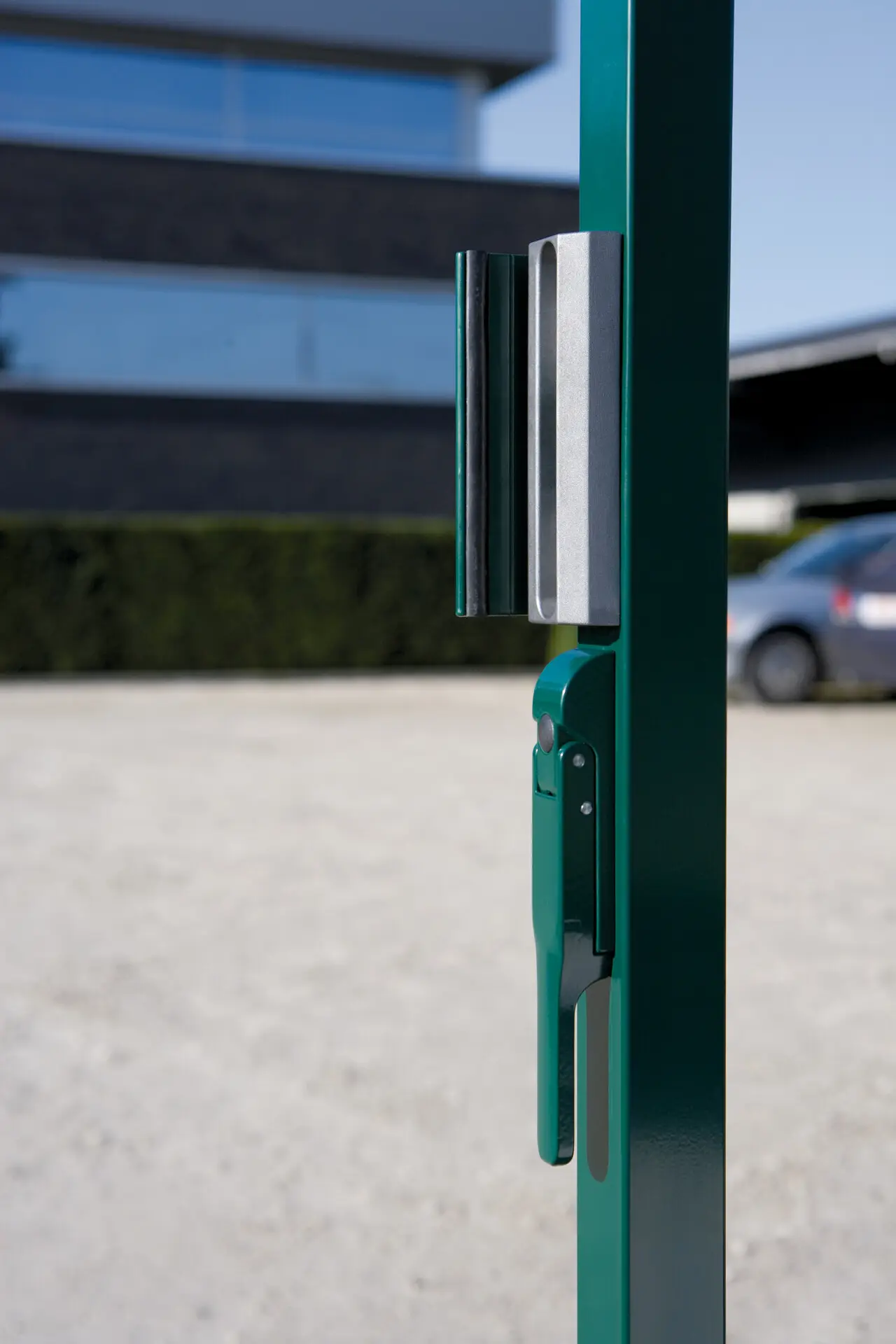 Opritor industrial reglabil SAKL QF negru din oțel inoxidabil, adâncime profil 40-60 mm – poartă cu cadru verde