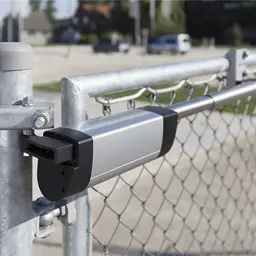 Amortizor Samson pentru porți mari – pe suport metalic, peisaj urban