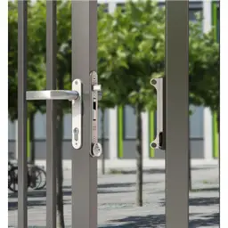 Încuietoare încastrabilă Locinox Sixtylock pentru porți metalice – montată pe poartă, mediu urban