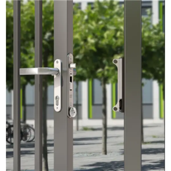 Încuietoare încastrabilă Locinox Sixtylock pentru porți metalice – montată pe poartă, mediu urban