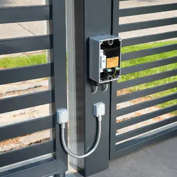 Sursă de alimentare 24 V DC, 25 W – montată pe poartă cu lamele verticale