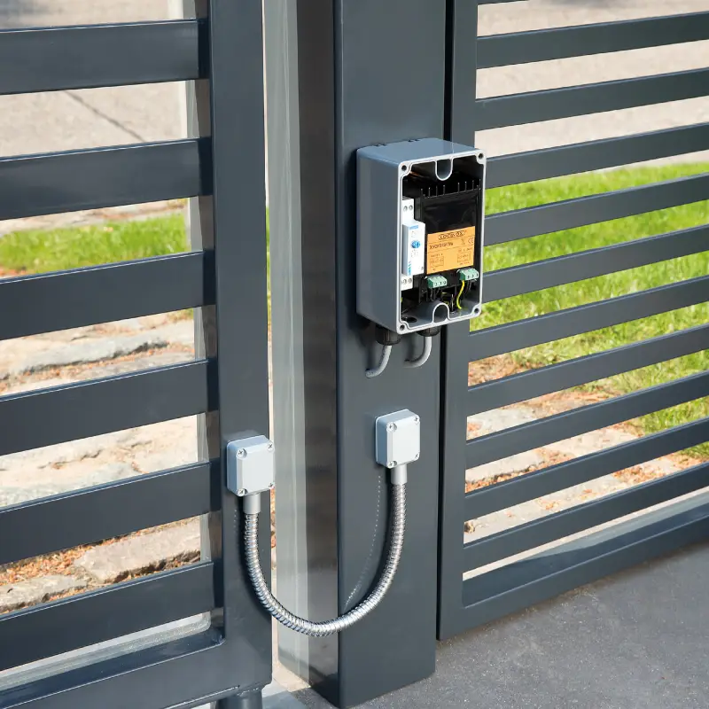Sursă de alimentare 24 V DC, 25 W – montată pe poartă cu lamele verticale