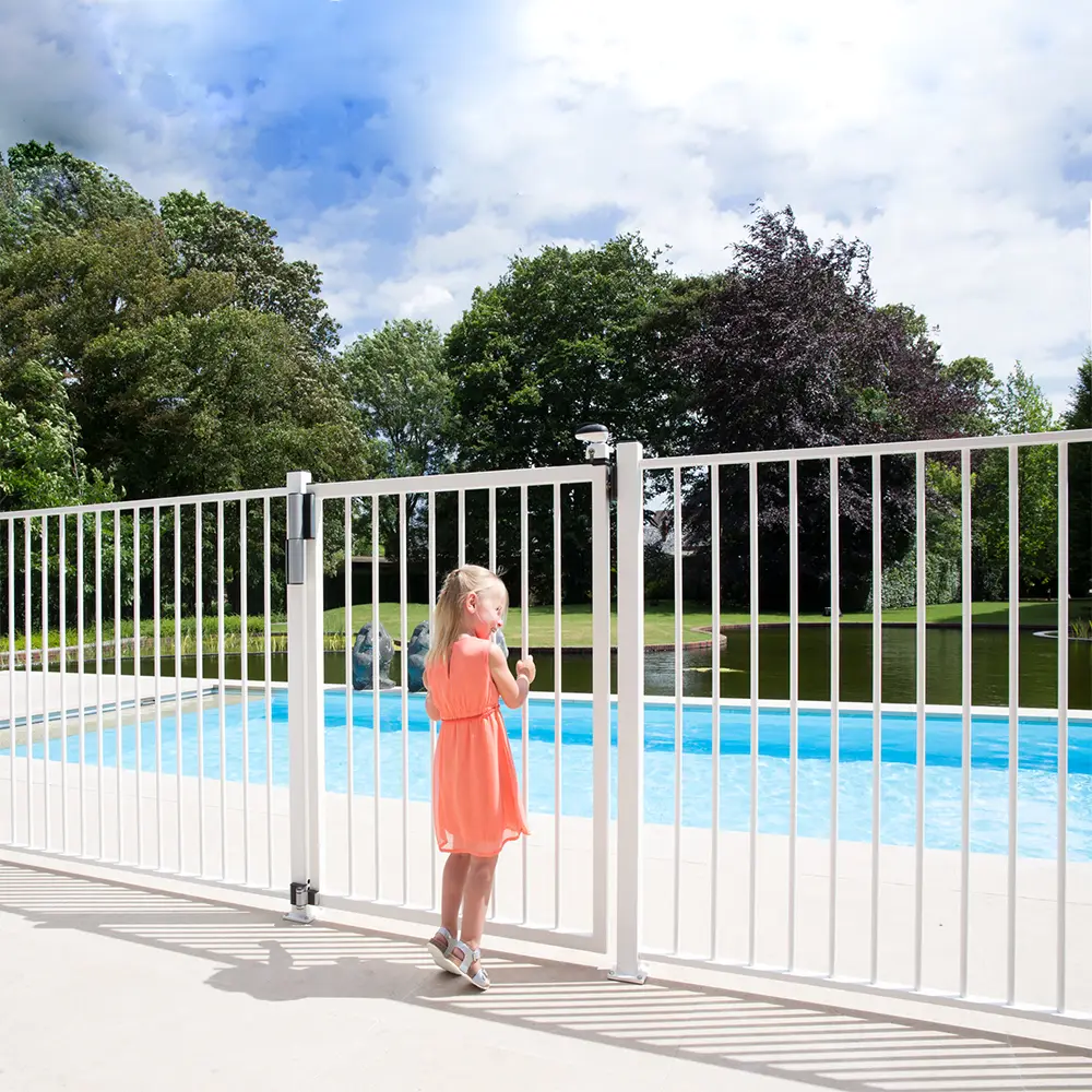 Set amortizor și balama Tiger – montat pe poartă albă la piscină