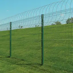 Accesoriu de gard: sârmă lamată concertina plană D 450 mm, întinsă 6 m – montată pe gard, teren verde