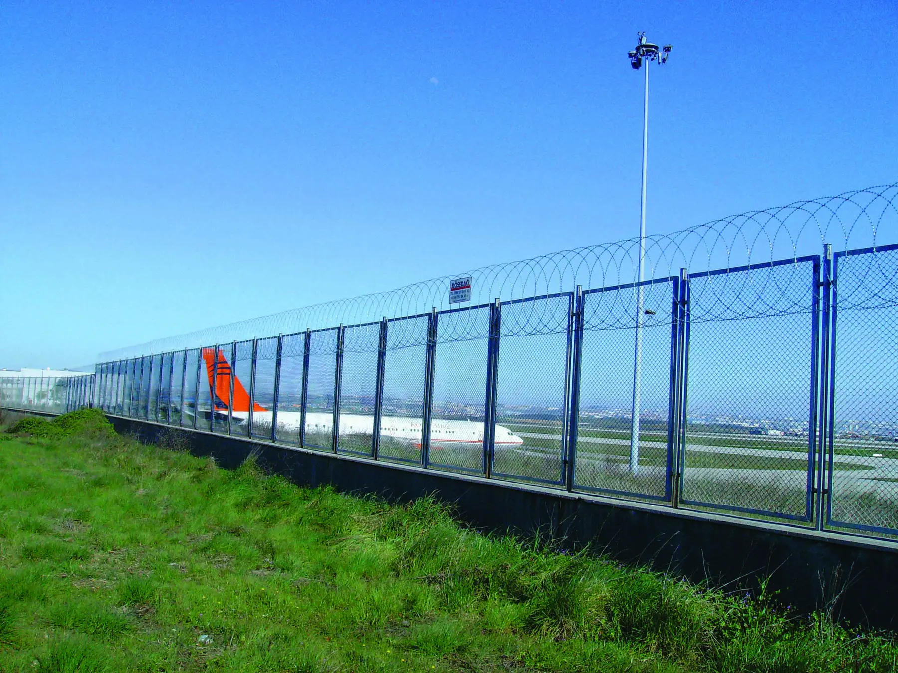 Accesoriu de gard: sârmă lamată concertina plană D 450 mm, întinsă 6 m – împrejmuire de aeroport