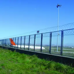 Accesoriu de gard: sârmă lamată concertina plană D 450 mm, întinsă 6 m – împrejmuire de aeroport