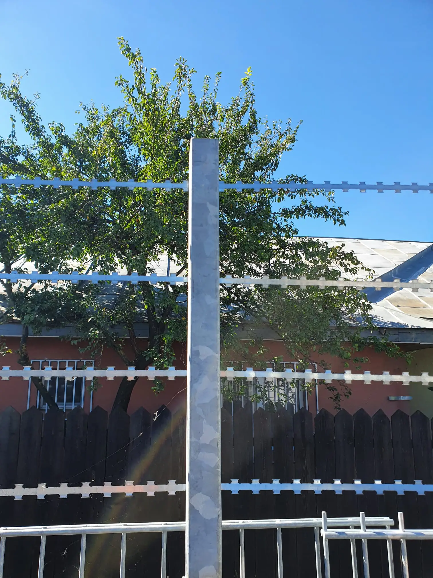 Accesoriu de gard: fir lamelar concertina, rolă 50 m – gard cu stâlp, zonă rezidențială