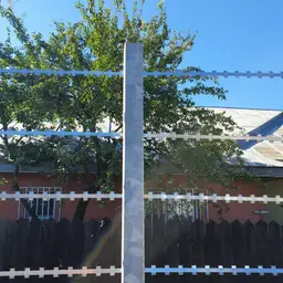 Accesoriu de gard: fir lamelar concertina, rolă 50 m – gard cu stâlp, zonă rezidențială