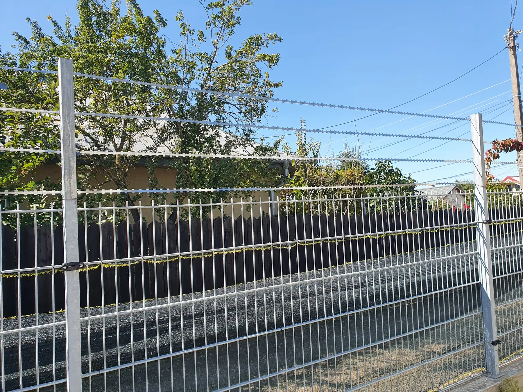 Accesoriu de gard: fir lamelar concertina, rolă 50 m – montat pe gard metalic, la stradă