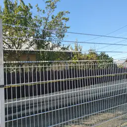 Accesoriu de gard: fir lamelar concertina, rolă 50 m – montat pe gard metalic, la stradă