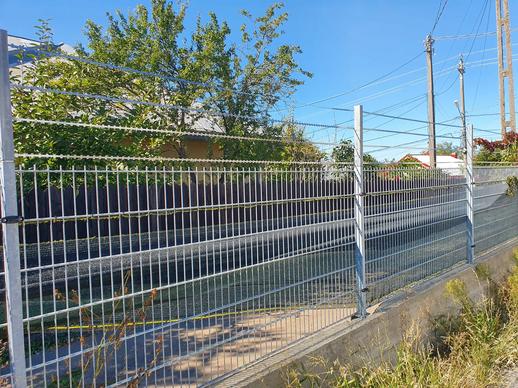 Accesoriu de gard: fir lamelar concertina, rolă 50 m – pe gard cu plasă, zonă urbană