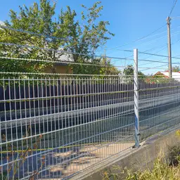 Accesoriu de gard: fir lamelar concertina, rolă 50 m – pe gard cu plasă, zonă urbană