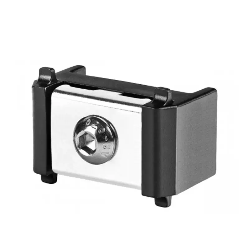 Accesoriu de gard: prindere PVC cu placă metalică pentru panouri – piesă compactă, vedere de aproape