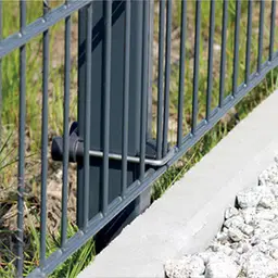 Accesoriu de gard: colier metalic tip Tul pentru panouri rigide – detaliu pe stâlp, fundație din beton