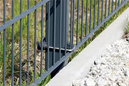 Accesoriu de gard: colier metalic tip Tul pentru panouri rigide – detaliu pe stâlp, fundație din beton