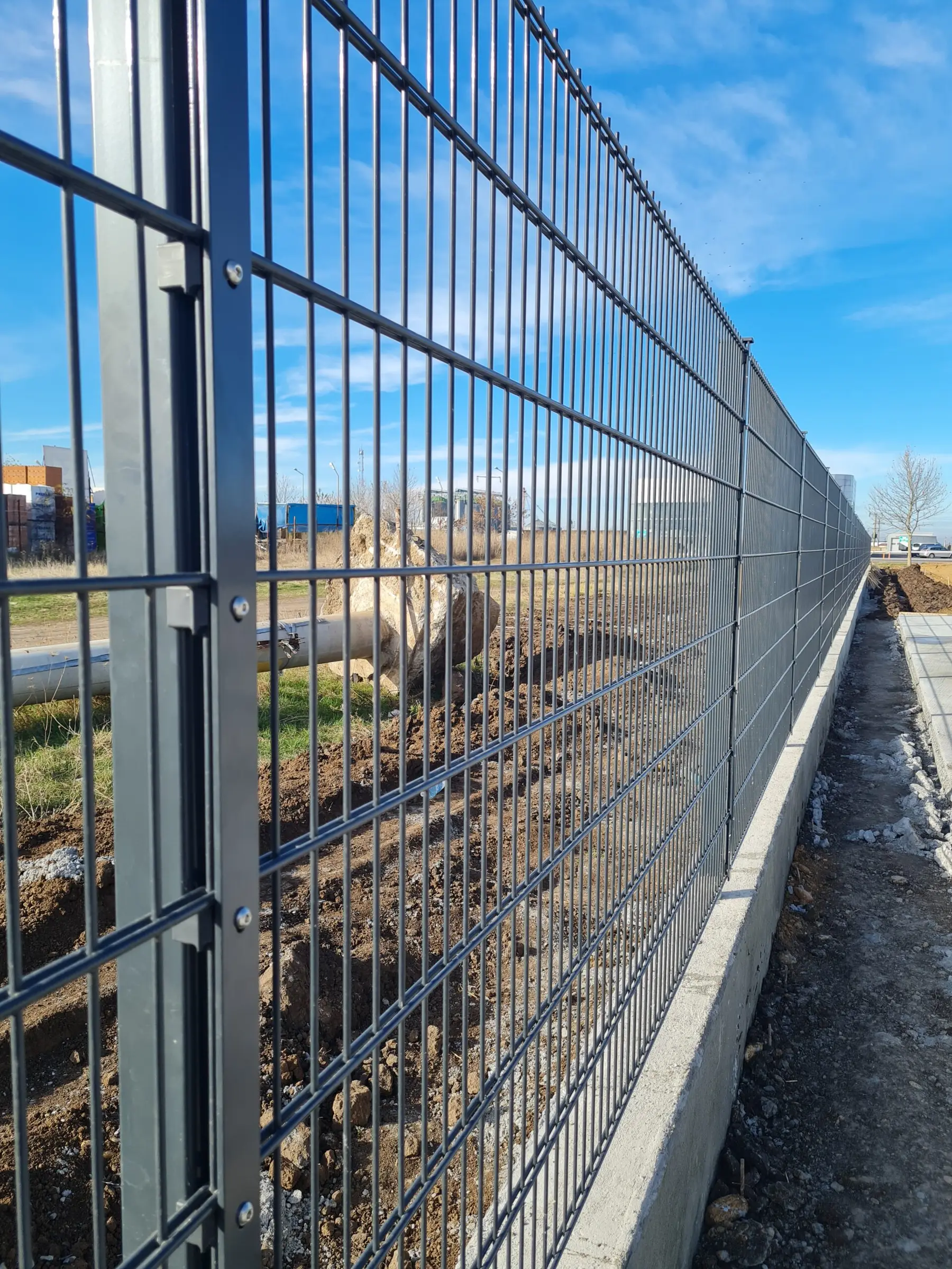 Stâlp gard sigma PVC 60x40x2 mm, 2600 mm, antracit – panouri rigide pe fundație de beton