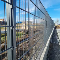 Stâlp gard sigma PVC 60x40x2 mm, 2600 mm, antracit – panouri rigide pe fundație de beton